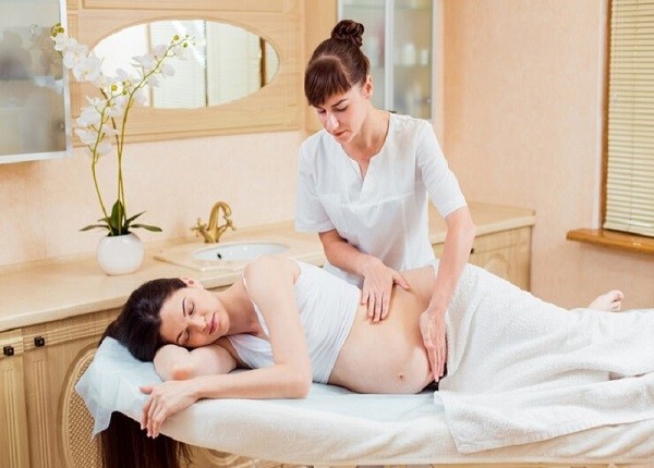 Thay vì dán cao Salonpas, bà bầu có thể massage thư giãn để giảm đau