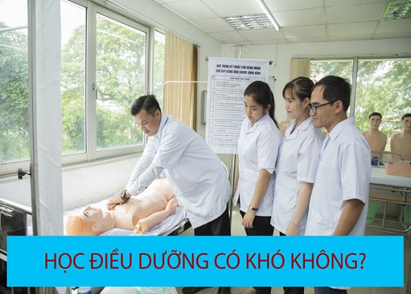 <center><em>Học Điều Dưỡng có khó không?</em></center>