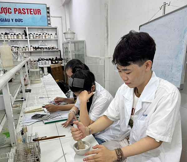 Có nên học Văn bằng 2 Dược sĩ hay không?