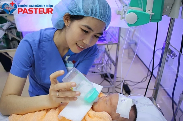 Cơ hội việc làm và mức lương của Cử nhân Hộ sinh
