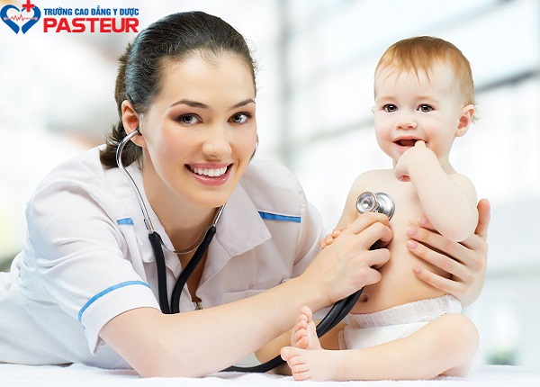 Nữ Hộ sinh với Điều dưỡng: Khác nhau ở đâu và nên chọn ngành nào?