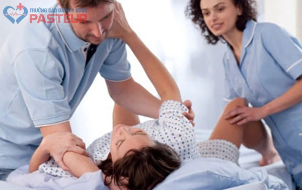 Khó khăn trong hành trình trở thành Nam Hộ sinh