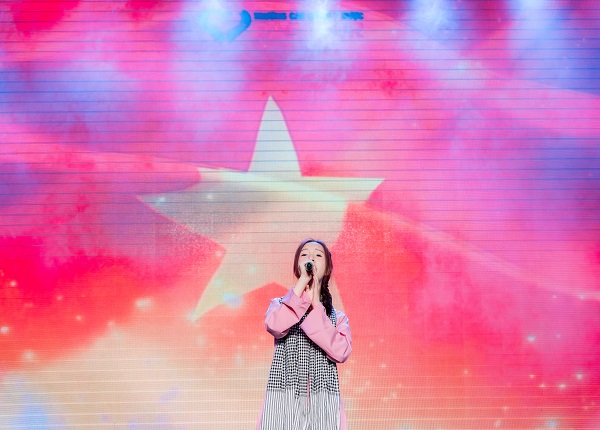 Tiết mục hát Nỗi Đau Giữa Hòa Bình đến từ bạn sinh viên K17 Điều dưỡng Bình Tân