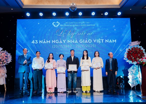 Cán bộ, giảng viên nhận bằng khen có thành tích tốt trong năm học 2024-2025