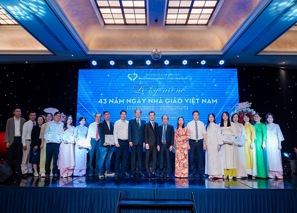 Ban lãnh đạo, cán bộ, thầy cô cùng chụp ảnh lưu niệm