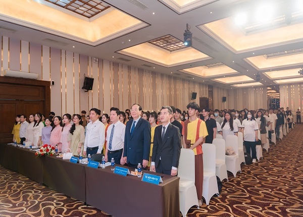 Quý Đại Biểu, Ban Lãnh Đạo, Thầy Cô, Cùng tập thể các bạn sinh viên thực hiện nghi lễ chào cờ