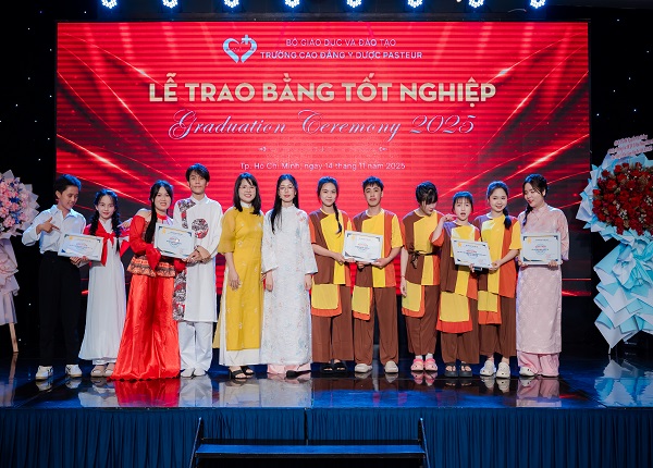 Cô Trinh và Cô Yến trao giải thưởng các cuộc thi