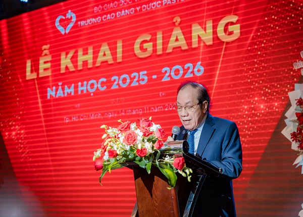 PGS. TS. Lê Xuân Hùng - Hiệu trưởng nhà trường phát biểu khai mạc buổi lễ