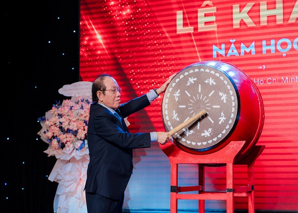 PGS. TS. Lê Xuân Hùng đánh trống trong lễ khai giảng năm học 2025- 2026