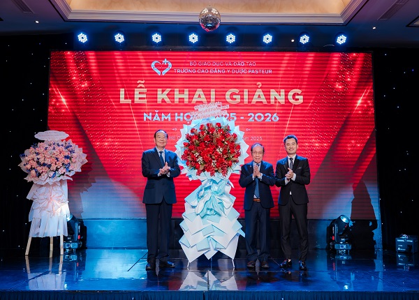 PGS. TS. BS Nguyễn Văn Cường tặng hoa Ban lãnh đạo Trường Cao đẳng Y Dược Pasteur