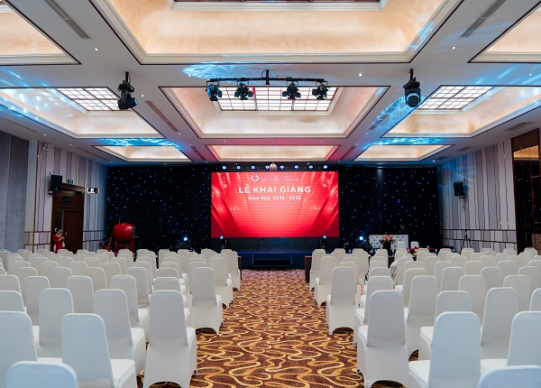 Khung cảnh trước khi bắt đầu buổi lễ