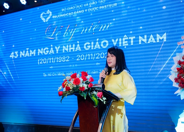 Cô Lê Thị Trinh - Phó Hiệu Trường Nhà Trường đọc quyết định khen thưởng cán bộ nhân viên hoàn thành xuất sắc nhiệm vụ