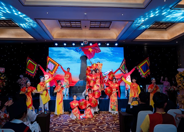 Tiết mục Dòng Máu Lạc Hồng đến từ các bạn sinh viên K17 VLTL Bình Thạnh