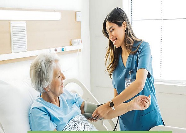 Điều dưỡng viên đóng vai trò then chốt trong chăm sóc sức khỏe người bệnh.