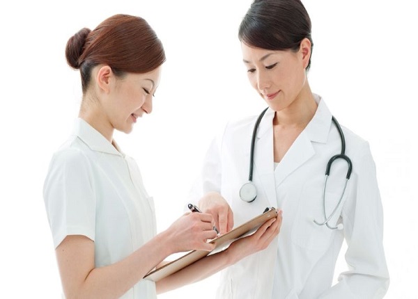 Y sĩ đa khoa tiếng Anh là gì? Giải thích chi tiết và ví dụ sử dụng