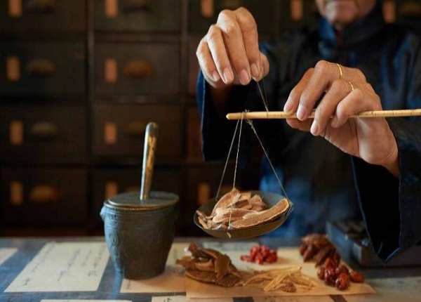 Y sĩ Y học cổ truyền là gì? Công việc, vai trò và cơ hội nghề nghiệp hiện nay