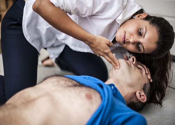 Người ngừng tuần hoàn hô hấp cần được sơ cứu ngay để giữ mạng sống.