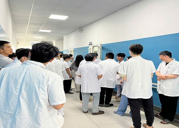 Học hỏi từ đội ngũ kỹ thuật viên và Bác sĩ