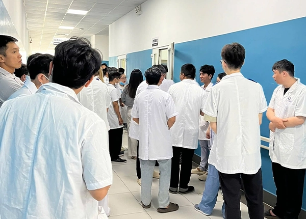Học hỏi từ đội ngũ kỹ thuật viên và Bác sĩ 