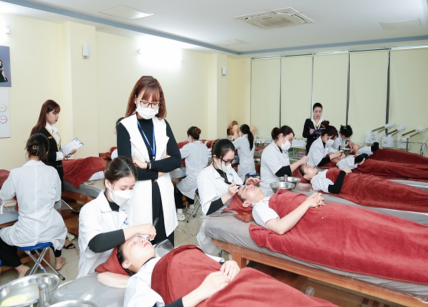 Học Cao đẳng Chăm sóc Sắc đẹp: Lộ Trình Từ Nhập Học Đến Khi Đi Làm